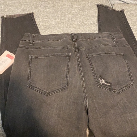 C&V RIPPED JEANS - Picture 8 of 8